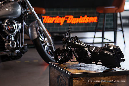 26.05.2020. Тюмень. Миниатюрная копия модели мотоцикла Harley-Davidson Road King представлена в мотосалоне Harley-Davidson в городе Тюмень. Размеры копии 60 см в длину и вес около 20 кг. (Автор фото Наталья Горшкова)