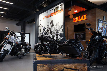 26.05.2020. Тюмень. Миниатюрная копия модели мотоцикла Harley-Davidson Road King представлена в мотосалоне Harley-Davidson в городе Тюмень. Размеры копии 60 см в длину и вес около 20 кг.(Автор фото Наталья Горшкова)