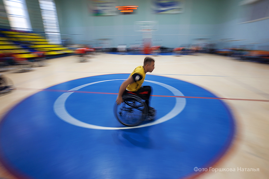 09.10.2020. Игроки команды «Волга» (Ульяновская область) разминаются перед соревнованиями. Всероссийский турнир по баскетболу на колясках 2020, Тюмень. (Автор фото Горшкова Наталья)