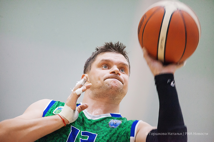 14.10.2019. Игрок команды «Легион-Югра» (ХМАО-Югра) Андрей Максимов во время матча между командами «Легион-Югра» (ХМАО-Югра) и «Волга» (Ульяновская область). Всероссийский турнир по баскетболу на колясках 2019, Тюмень. (Автор фото Горшкова Наталья)