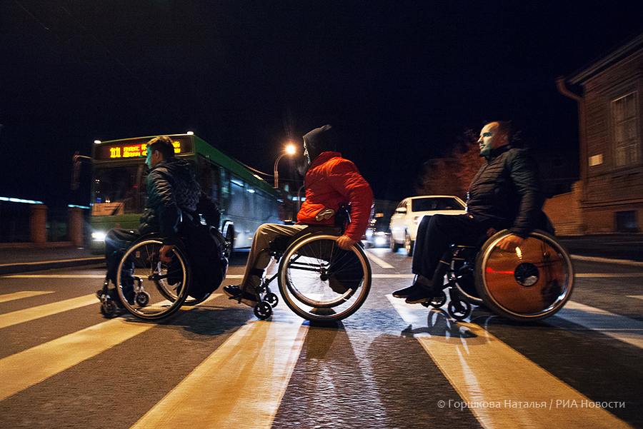 14.10.2019. Игроки команды «Триумф» (Московская область) возвращаются в гостиницу после соревнований. Всероссийский турнир по баскетболу на колясках 2019, Тюмень. (Автор фото Горшкова Наталья)