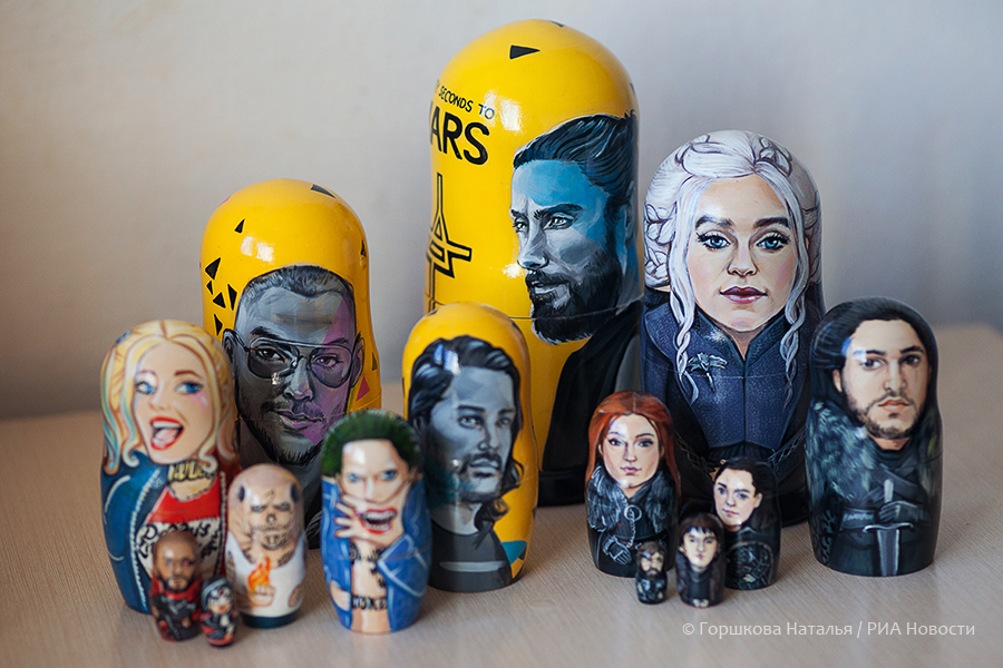 18.11.2020. Матрешки с изображением персонажей фильма «Отряд самоубийц», портретами участников музыкальной группы  «30 seconds to Mars», персонажей «Игры престолов» (слева направо), расписанные художницей Светланой Бабичевой. Тюмень. (Автор фото Наталья Горшкова)