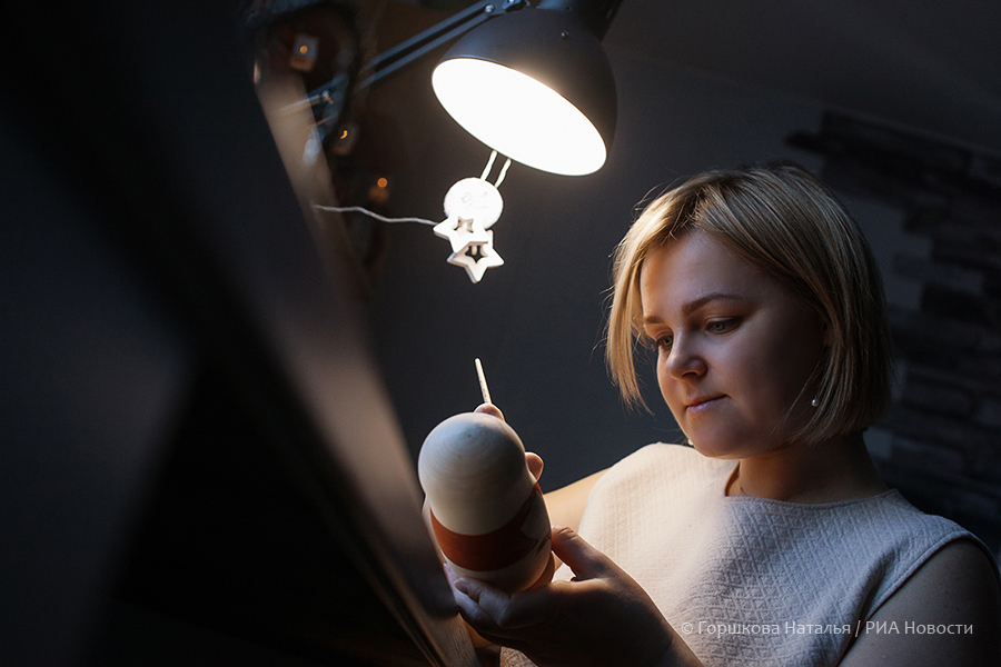 19.11.2020. Художник-ремесленник Александра Раскатова расписывает вручную матрешку в своей домашней мастерской в Тюмени. (Автор фото Наталья Горшкова)