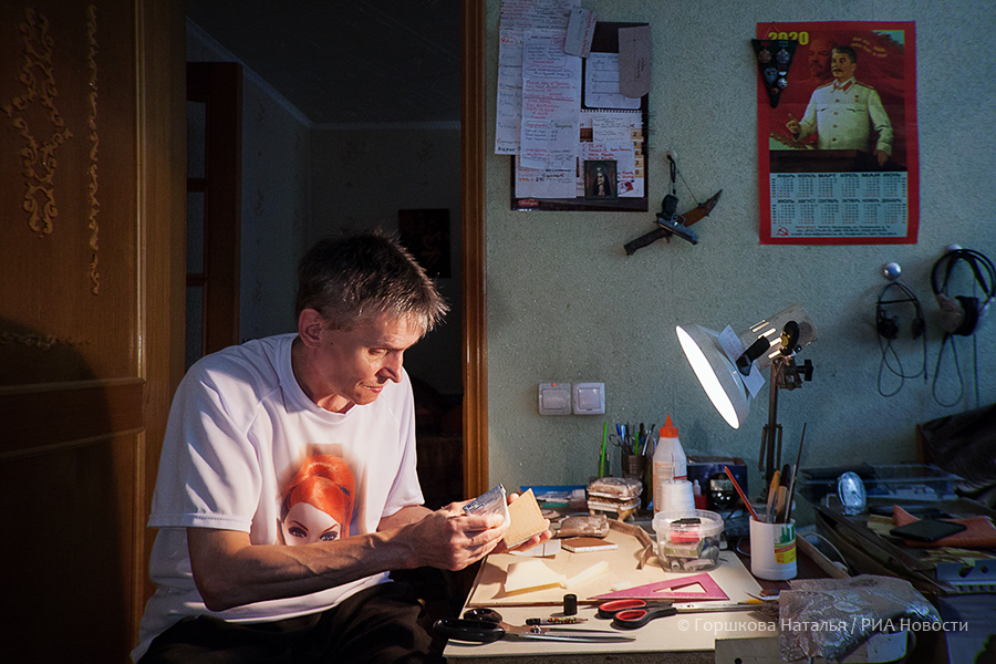 14.07.2020. Тюмень. Мастер Сергей Золотарев в процессе изготовления мебели для кукол в своей квартире.  (Автор фото Наталья Горшкова)