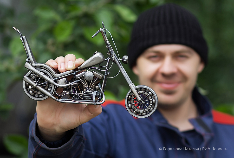 26.05.2020. Тюмень. Мастер Станислав Черновасиленко держит в руках миниатюрную копию модели мотоцикла Harley-Davidson Easy Rider Captain America. (Автор фото Наталья Горшкова)
