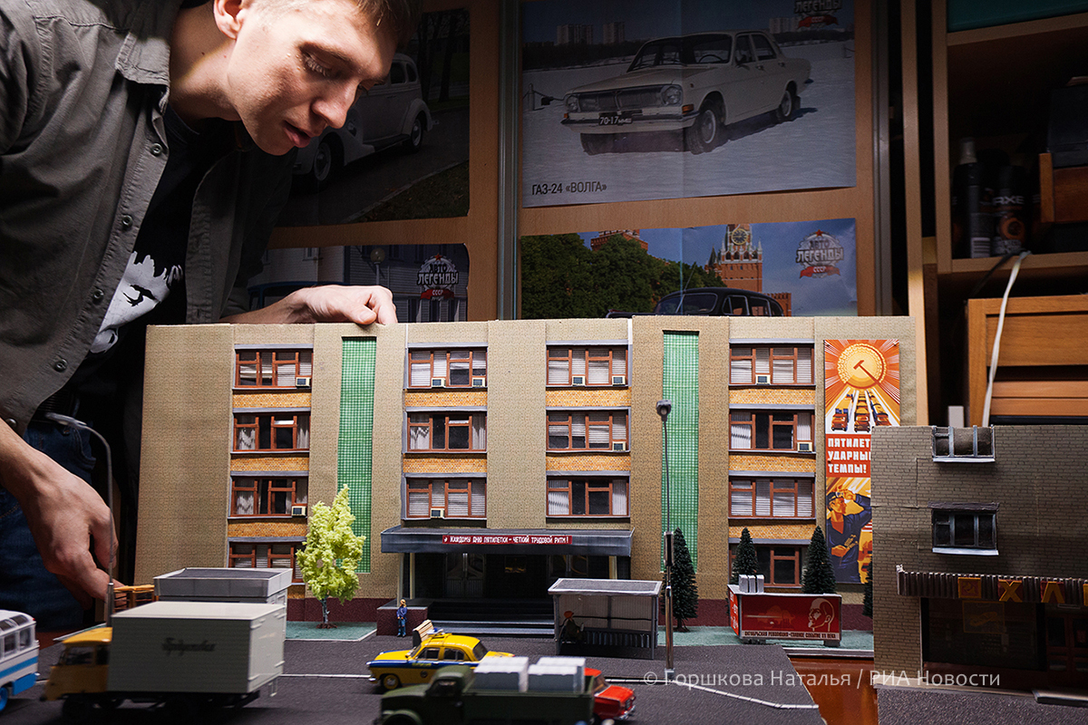11.12.2020. Коллекционер Владислав Игнатюгин в процессе сборки 3D макета (диорамы) улицы советского периода 70-80х годов. (Автор фото Наталья Горшкова)