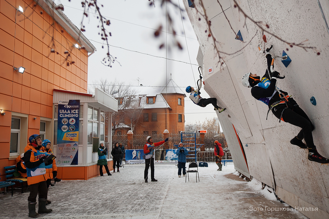 18.12.2021. Участник соревнований во время прохождения трассы. ЧР по ледолазанию. Тюмень.