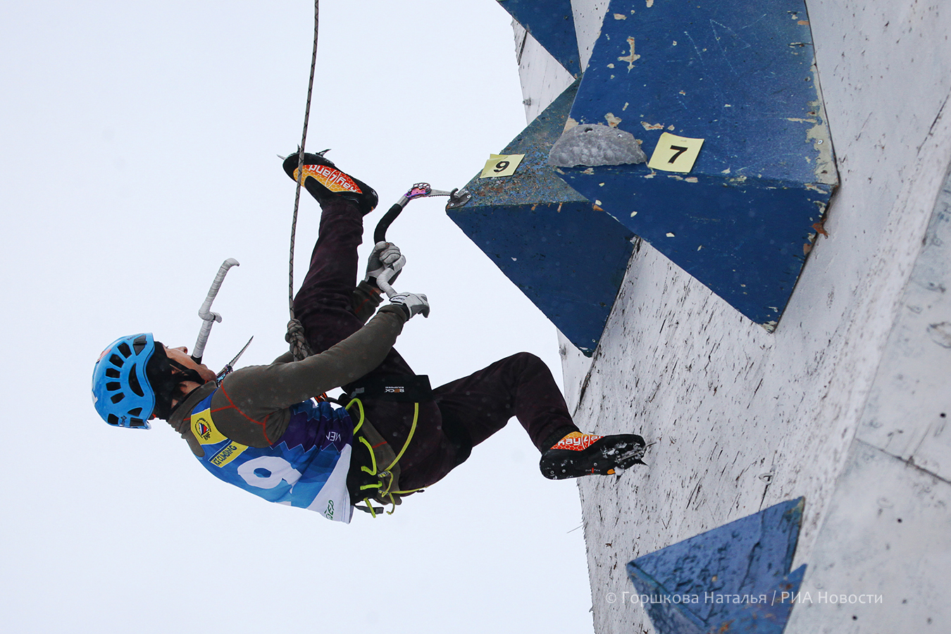 19.12.2021. Участник соревнований во время прохождения трассы. ЧР по ледолазанию. Тюмень.