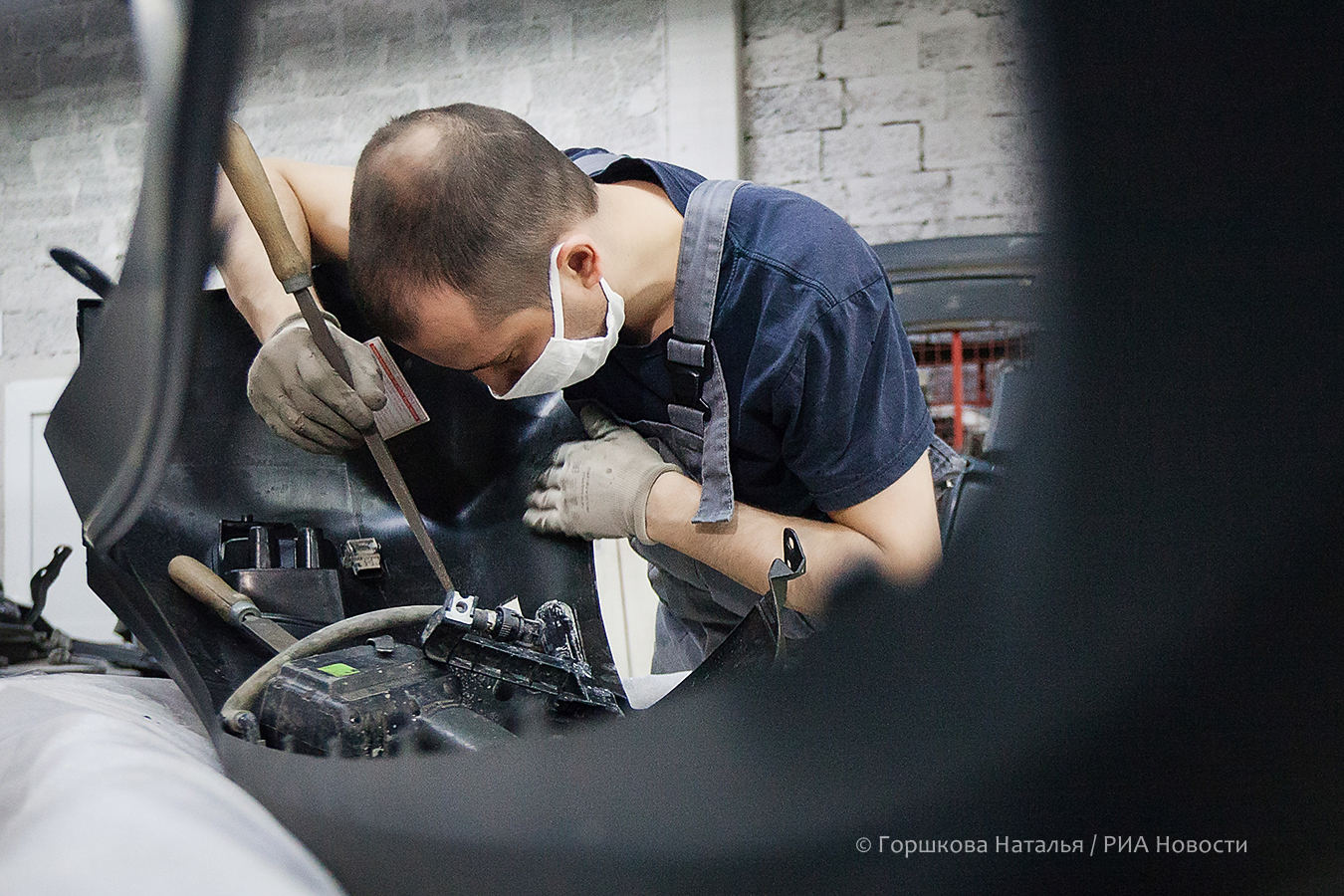 20.05.2020. Работа мастера кузовного цеха. Центр кузовного ремонта «Тюменьремсервис», Тюмень. (Автор фото Наталья Горшкова)