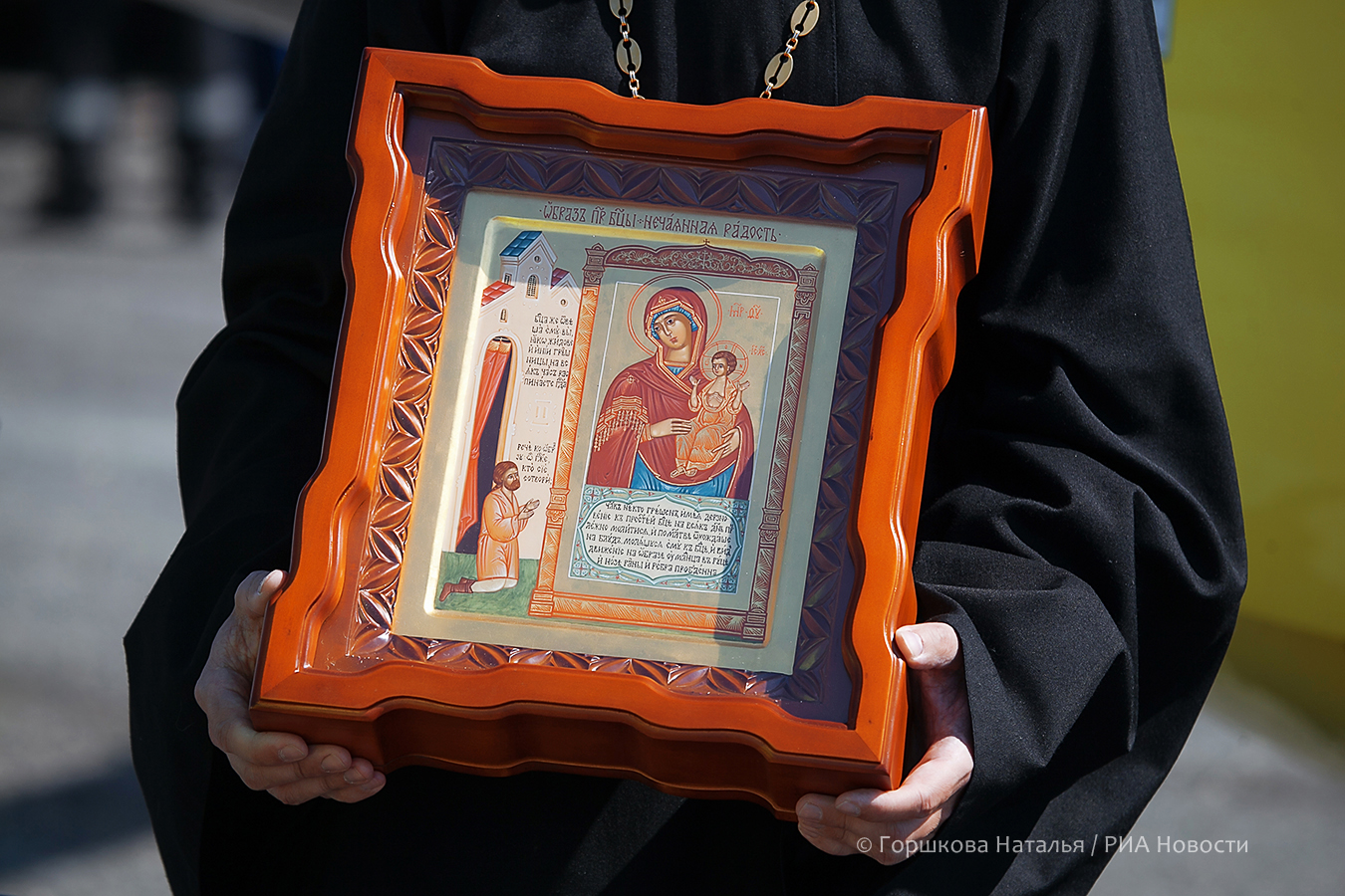 07.05.2020. Настоятель Храма пророка Ильи в селе Богандинское протоиерей Олег Квашнин держит в руках икону – местночтимый образ Божией Матери «Нечаянная радость» после совершения воздушного крестного хода над территорией Тюмени и Тюменской.(Автор фото Наталья Горшкова)