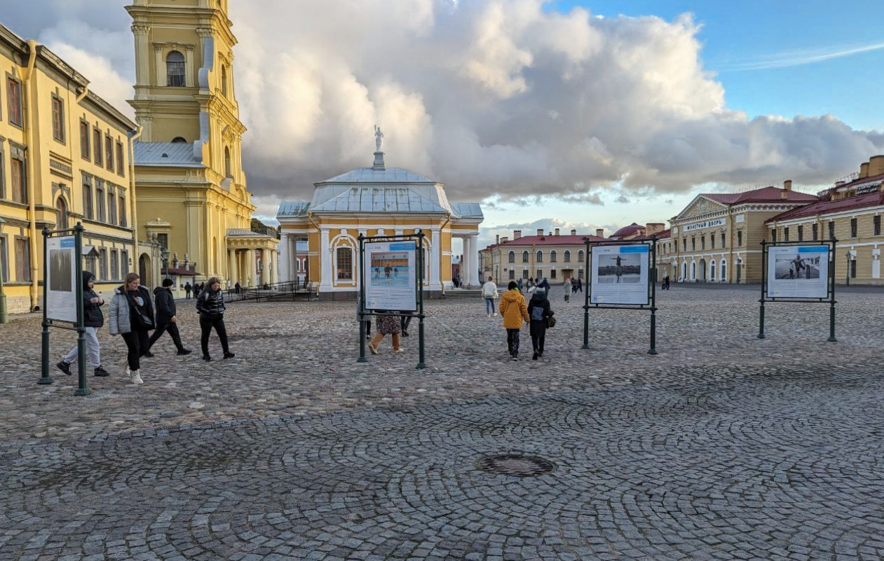Фотовыставка «Взгляды.Жизнь без границ», Соборная площадь Петропавловской крепости, Санкт-Петербург, 2024.